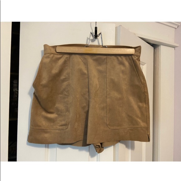 Aritzia Bossier faux suede shorts with pockets - Picture 6 of 6